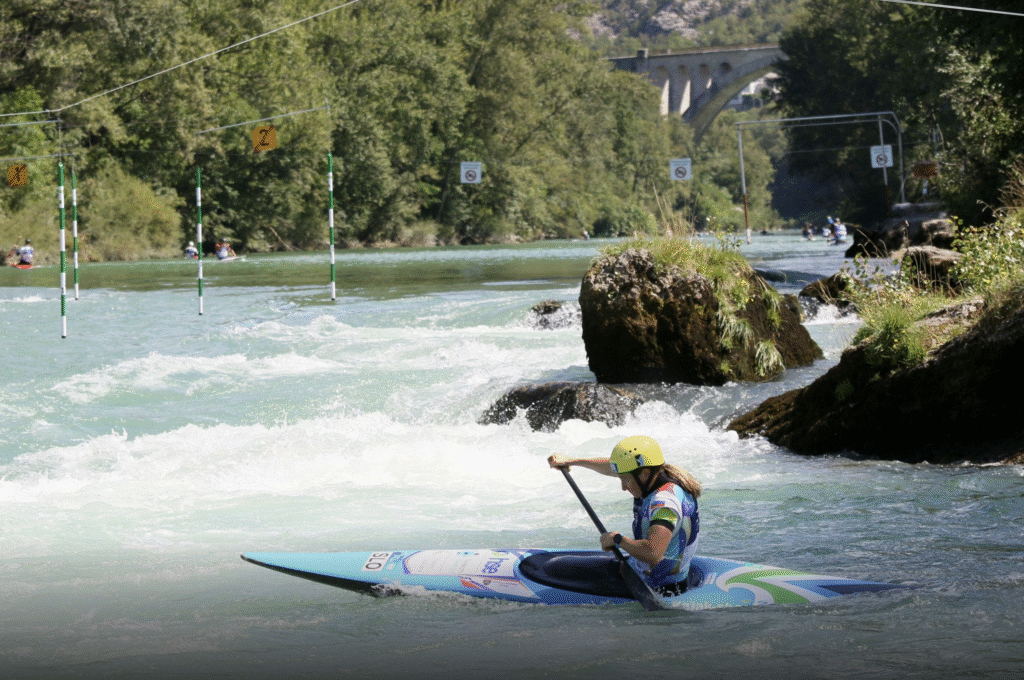 Slovenski kajakaši in kanuisti v slalomu na divjih vodah za mladince in mlajše člane v Solkanu osvojili še dve medalji