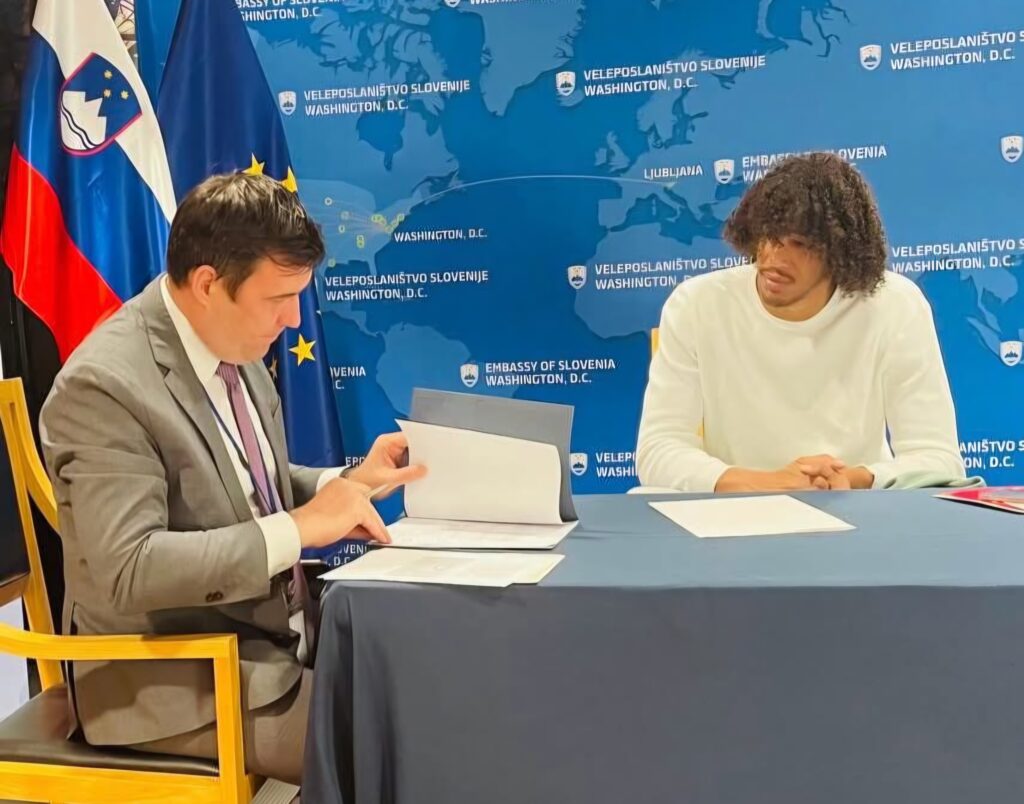 Ameriški center pridobil slovensko državljanstvo
