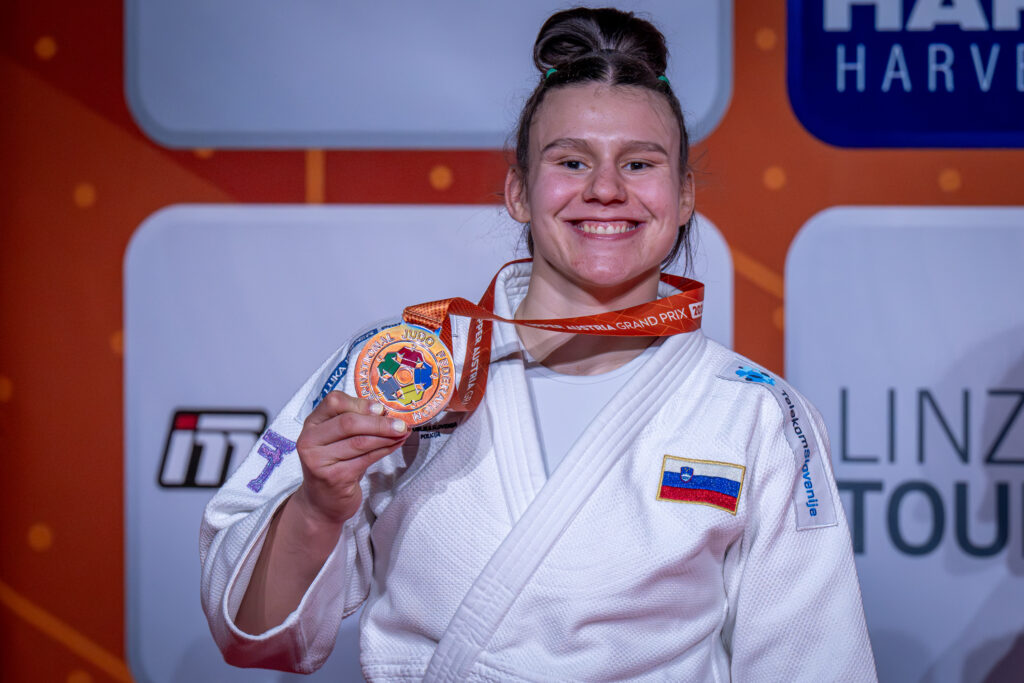 Judoistka Metka Lobnik na Kitajskem bronasta